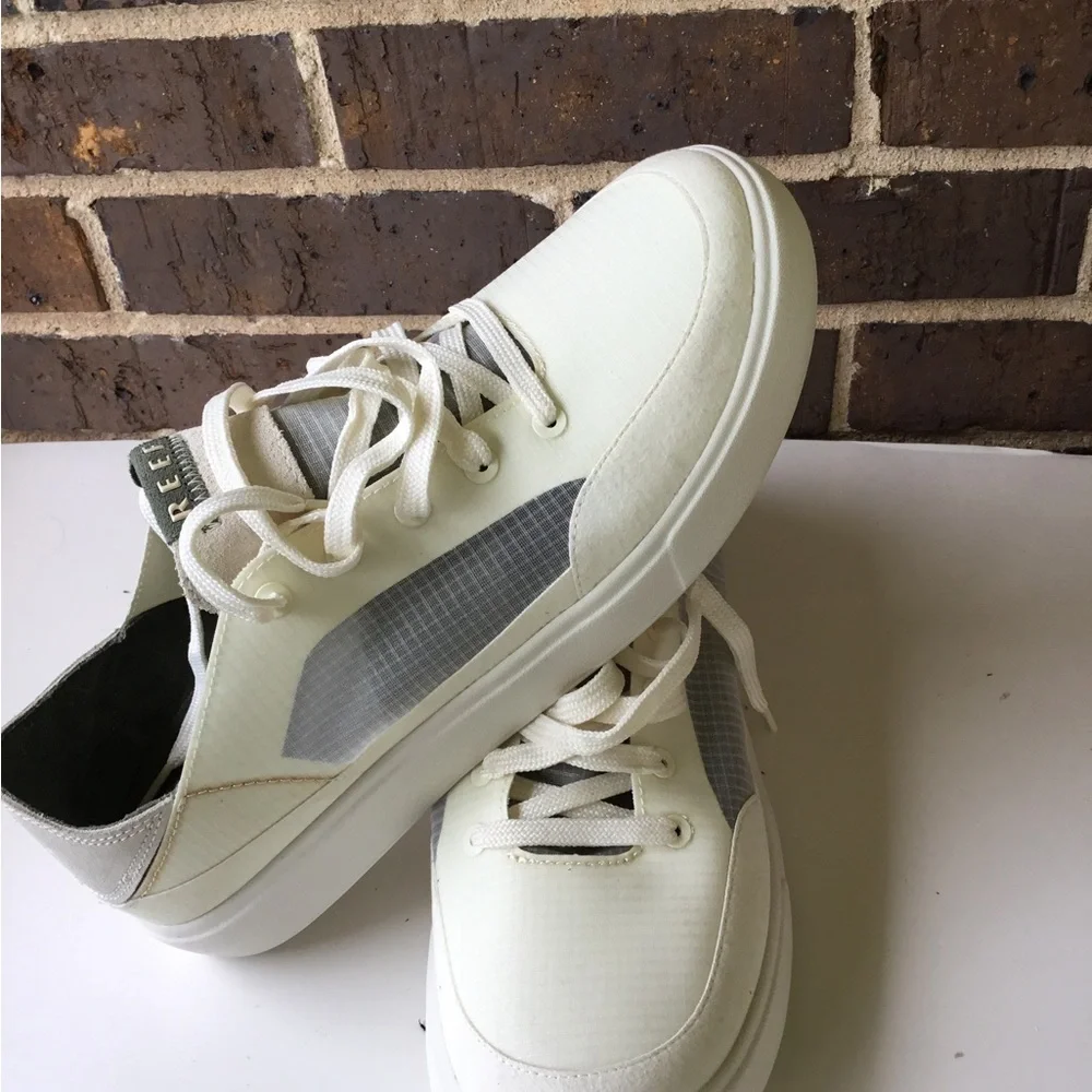 Reef Men's Lace-Up Sneaker in Off-White and Gray